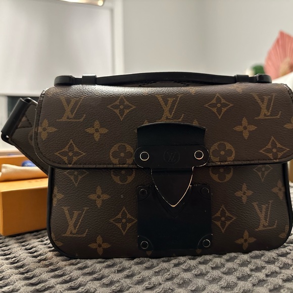 Louis Vuitton sling bag - Picture 4 of 7